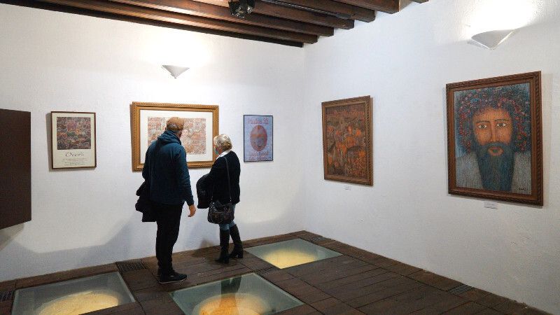 Inaugurada una exposición en homenaje al pintor Overli en Ayamonte