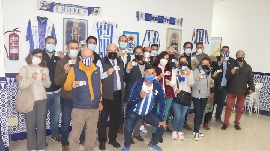 Las peñas recreativistas Sivianes y Nuevo Colombino ya tienen sus carnets de donantes