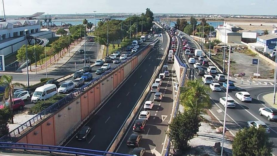 Nuevo atasco kilométrico en el puente del Odiel por un accidente leve
