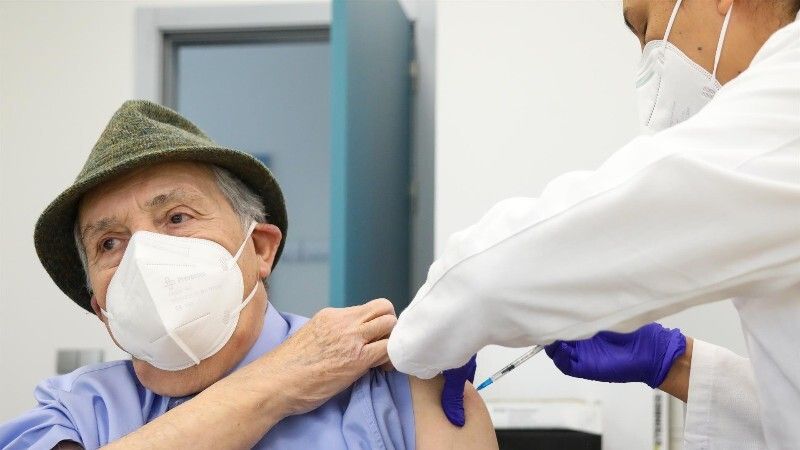 Los mayores de 60 años ya pueden vacunarse de la tercera dosis sin cita previa
