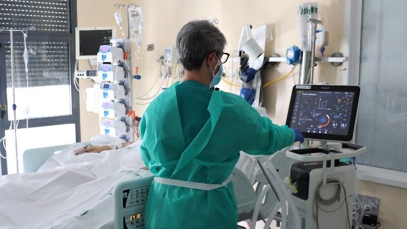 Satse alerta de falta de personal de enfermería en la UCI coronaria del Juan Ramón Jiménez