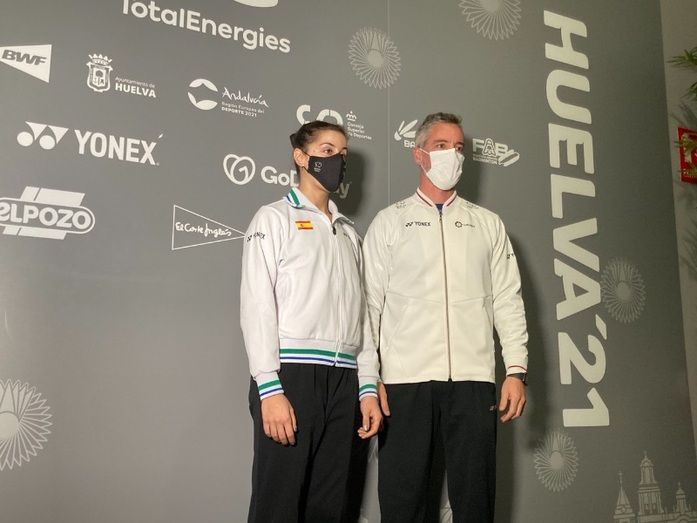 Carolina Marín aterriza sonriente en el Mundial de Huelva