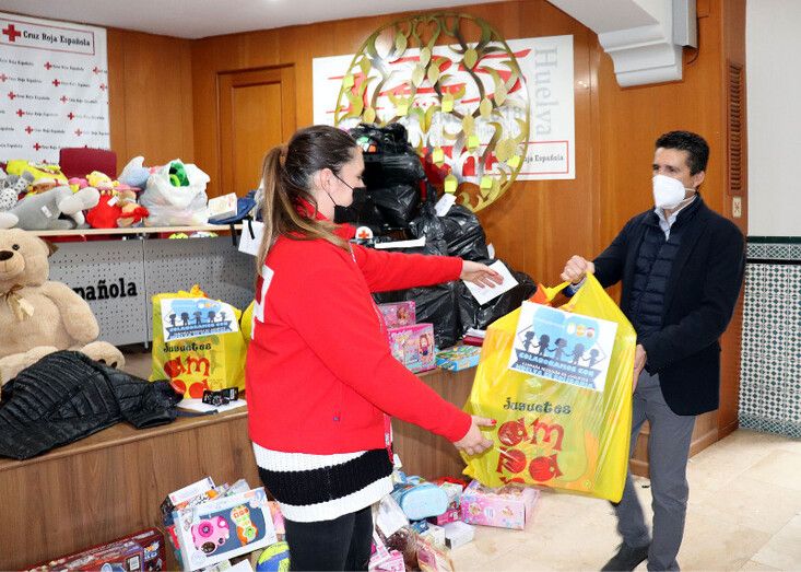 El Consorcio de Transporte Sanitario dona casi 200 juguetes para los niños onubenses