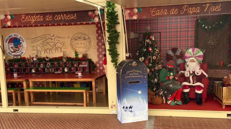Los Reyes Magos y Papá Noel recogen la carta en el mercado navideño del Paseo Santa Fe