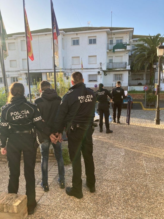 Detienen en Almonte a un hombre cuando agredía a una menor para robarle