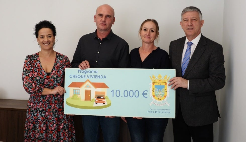 Dos parejas de Palos de la Frontera reciben 16.000 euros tras adquirir su nuevo hogar