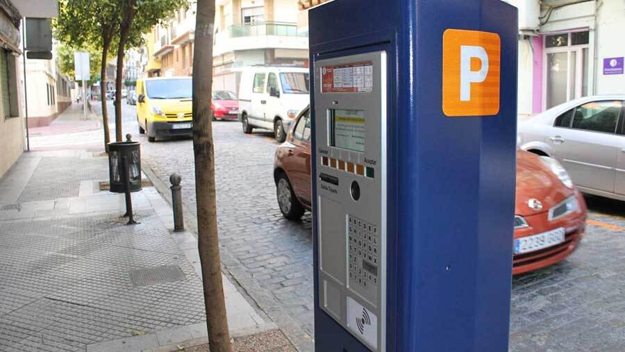 Ofertan siete puestos para trabajar de controlador de la zona azul en Huelva