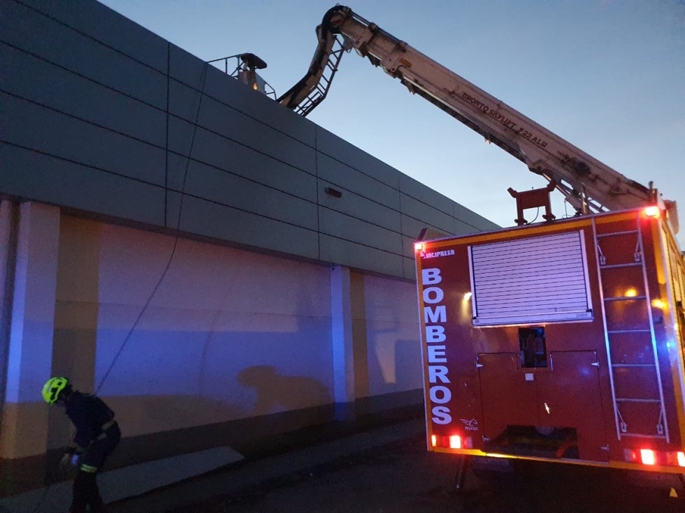 Bomberos intervienen en el desprendimiento del techo de un supermercado de Isla Cristina