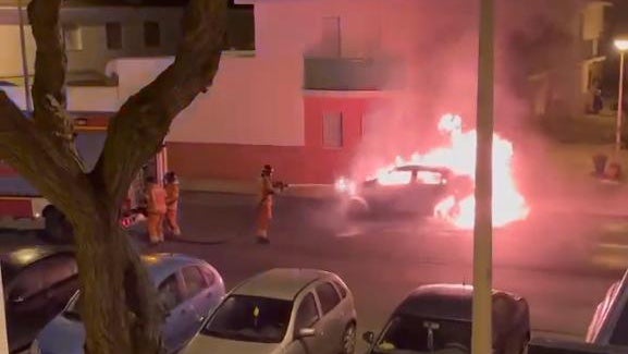 Bomberos sofocan en Punta Umbría las llamas de un coche incendiado