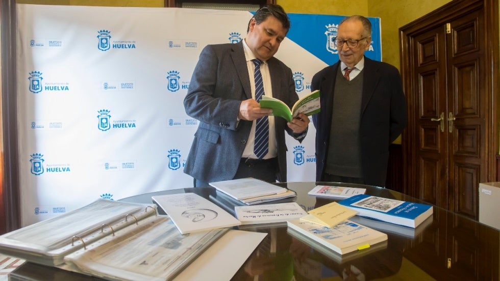 José Bacedoni dona una colección de sus libros, dibujos y artículos al Archivo Municipal