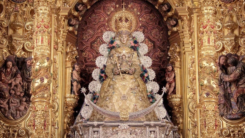 La Virgen del Rocío se viste con motivo de la Inmaculada Concepción