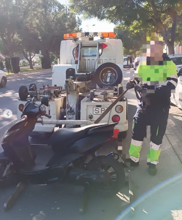Pillado un motorista sin casco ni seguro y una pegatina falsa de ITV tras darse a la fuga
