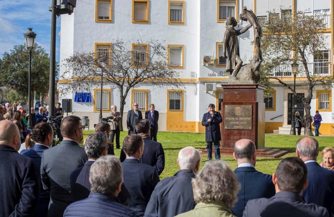 La Plaza Fray Genaro Prieto luce ya el monumento homenaje al escultor León Ortega