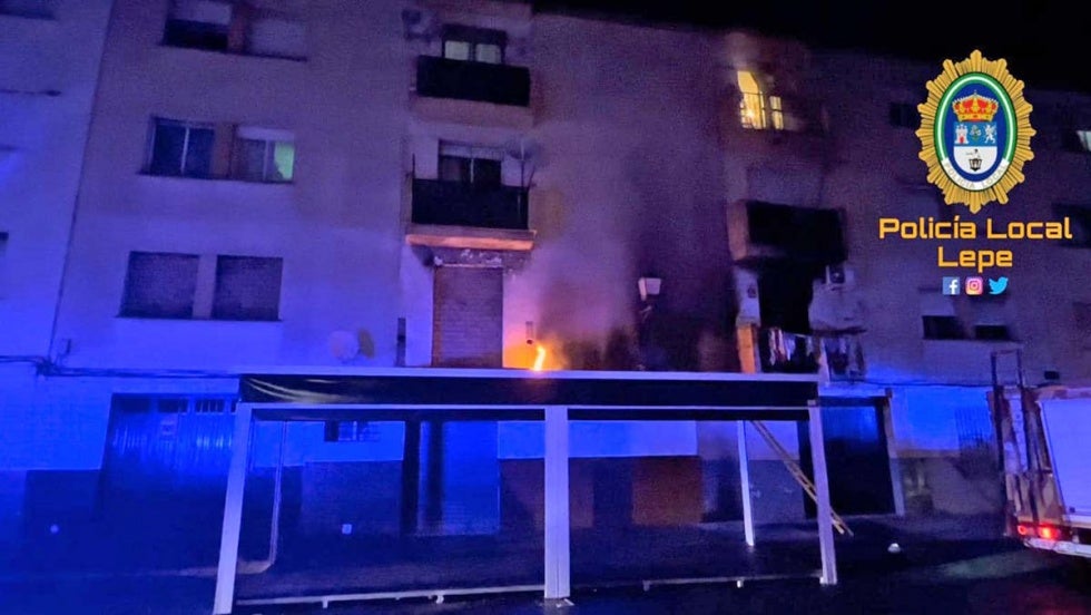 El incendio en un bloque de viviendas en Lepe obliga a desalojar a los vecinos