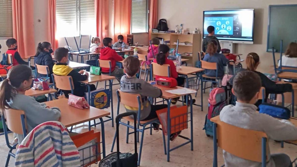 Unos 2.000 menores de la provincia participan en el taller de atletismo y tiro con arco y en el programa ‘Las Ajemates’ de la Diputación