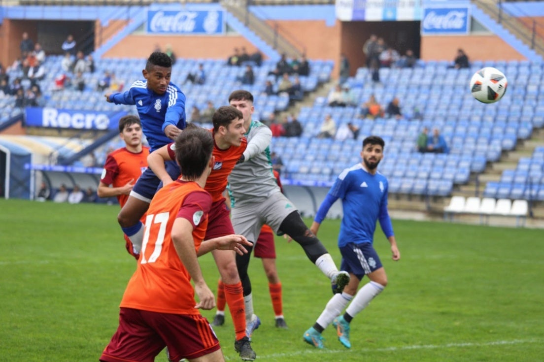 El Decano cierra el año con un partido festivo ante el filial (6-0)
