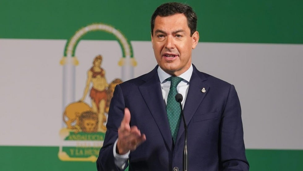 Juanma Moreno anuncia la renovación de los 12.000 sanitarios del SAS que finalizaban su contrato el 31 de diciembre