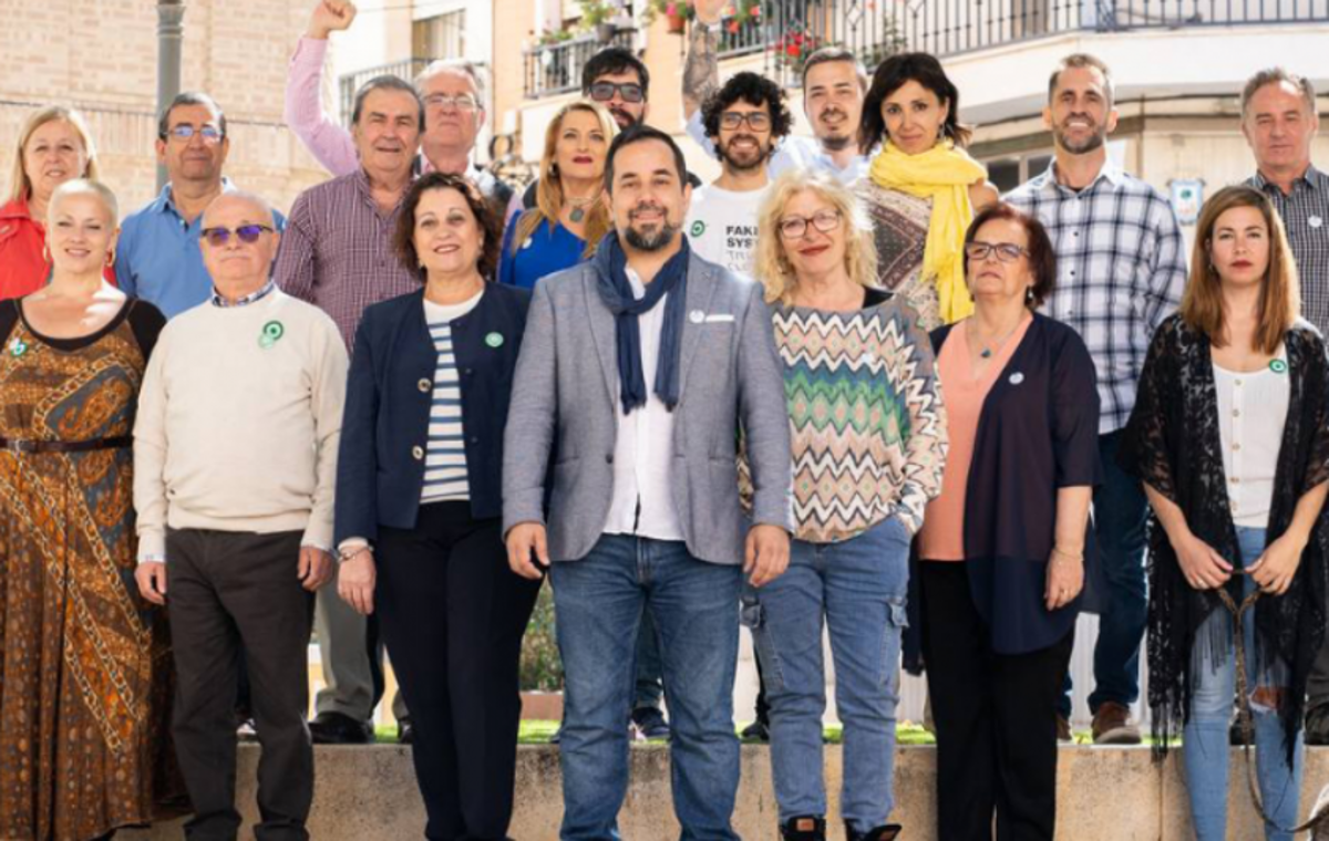 Jesús Amador, en el centro de la imagen, lidera la lista de Adelante Andalucía en Huelva