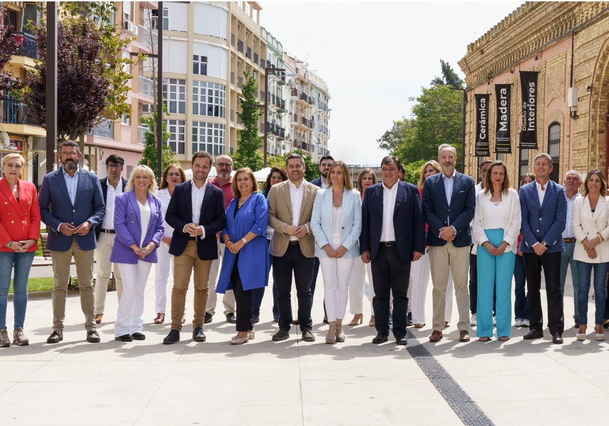Gabriel Cruz y los candidatos de su lista, en la plaza de la Escuela de Arte León Ortega