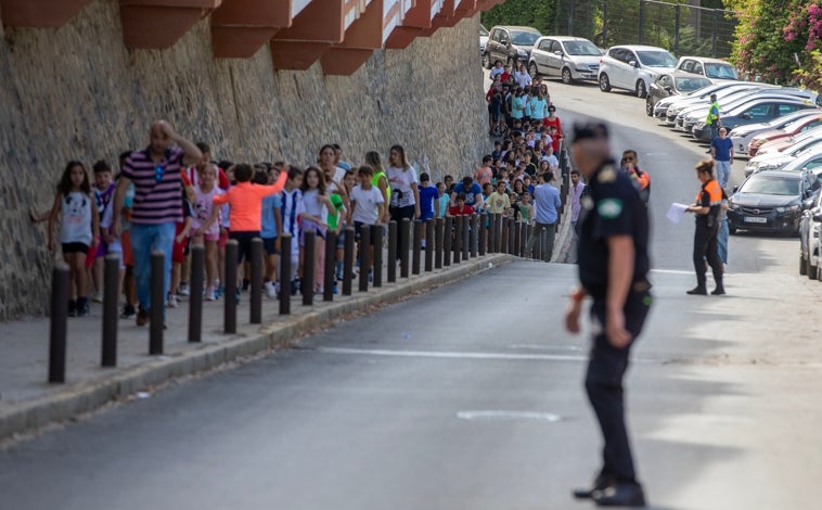 Imagen principal - Varios momentos del simulacro de evacuación ante tsunami realizado en el Colegio SAFA Funcadia, el primero de los que se realizarán en los centros escolares de Huelva. 