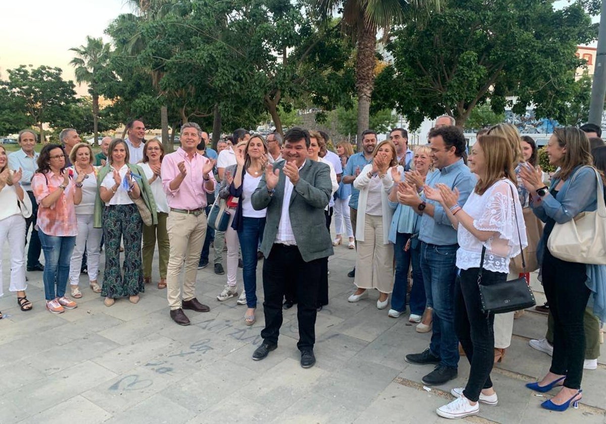 El alcalde de Huelva en el acto de pegada de inicio de campaña en la Plaza Houston