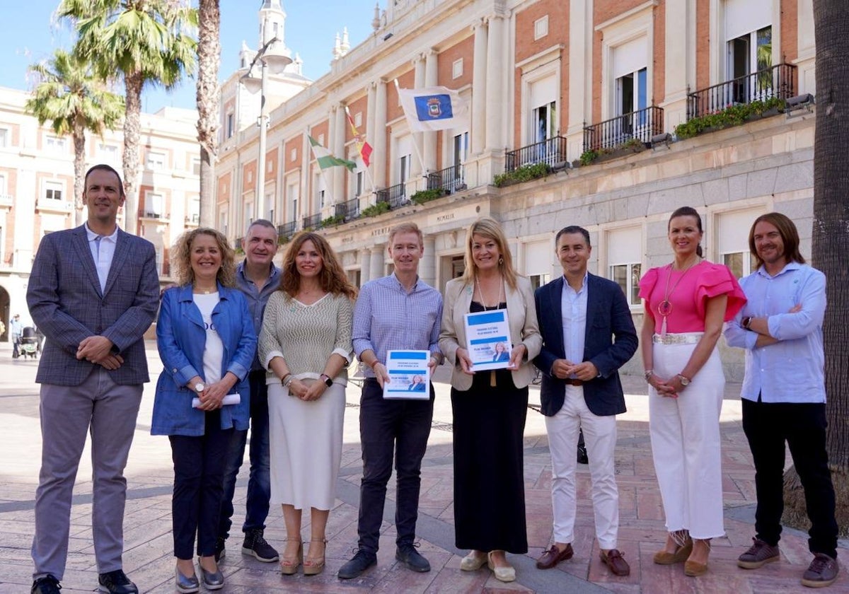 Pilar Miranda a las puertas del Ayuntamiento con varios de los miembros de su lista