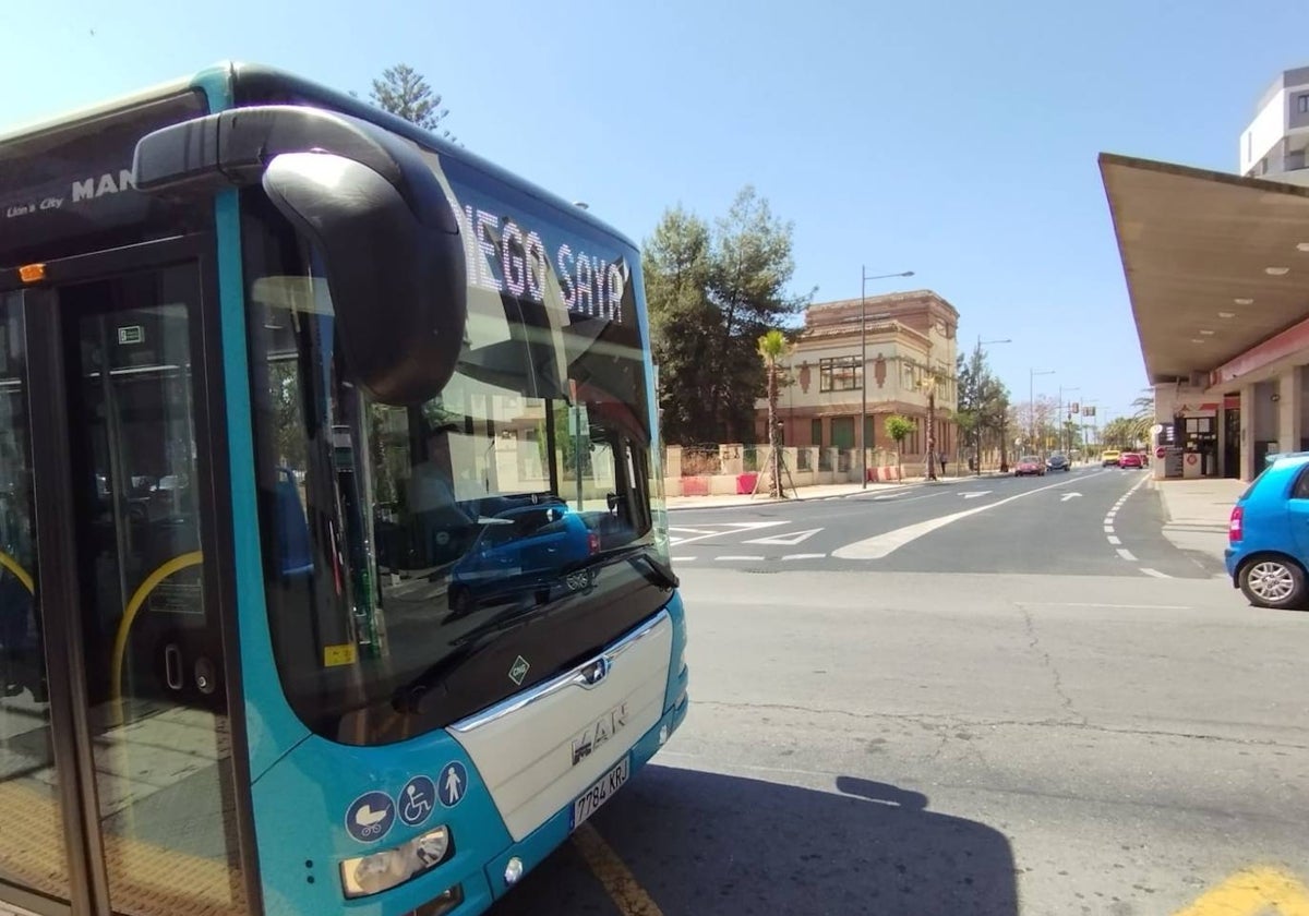Autobús de Emtusa por Huelva