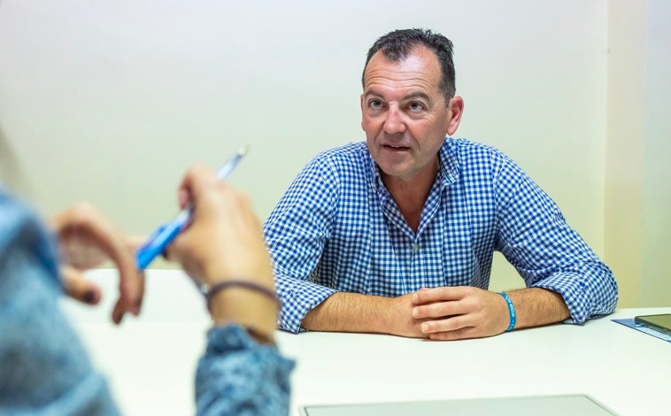 Imagen principal - Rengel, que defiende la necesidad de que un partido como Por Huelva llegue al Ayuntamiento de Huelva, en varios momentos de su entrevista con huelva24.com