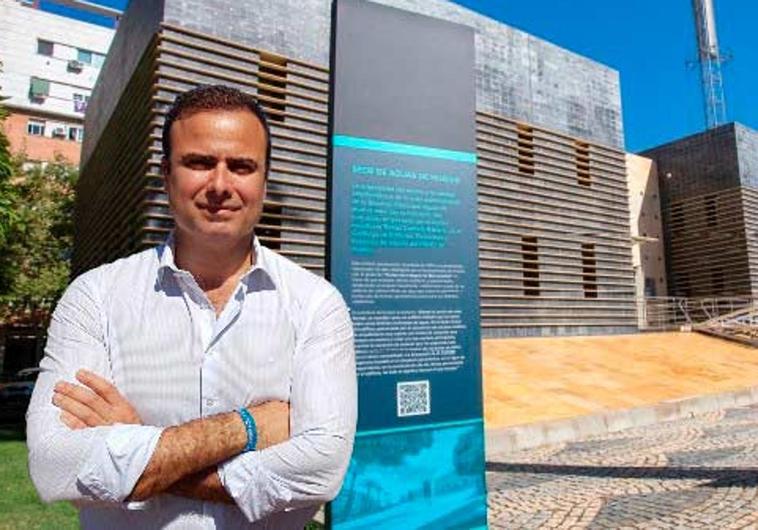 El candidato junto a la sede de Aguas de Huelva
