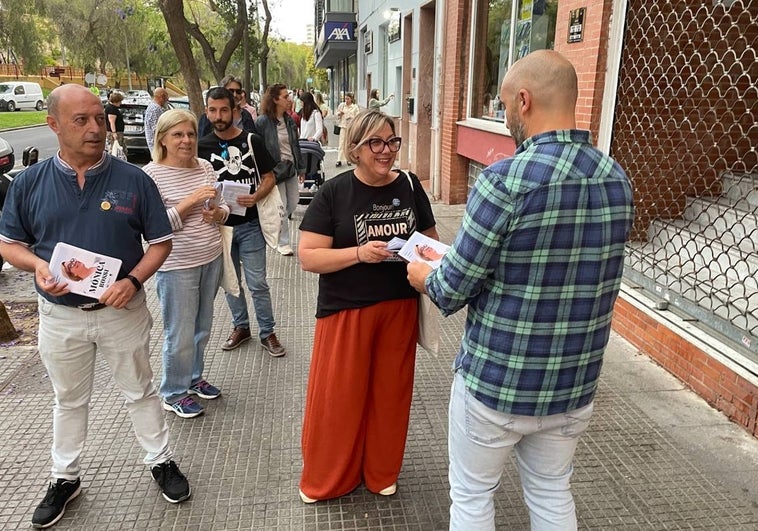 Mónica Rossi, pidiendo en voto a un ciudadano