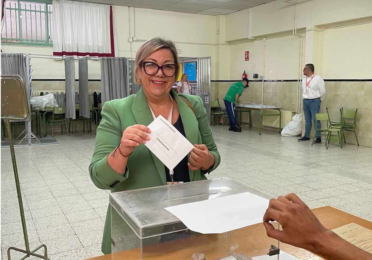 Mónica Rossi, votando en el CEIP Tres de agosto de Huelva