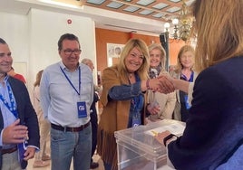 Pilar Miranda acude a votar con la plana mayor del PP en un «día histórico»