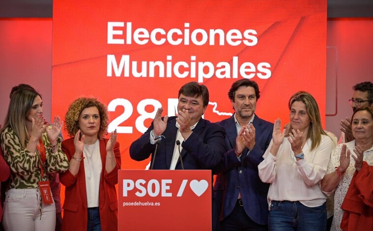 Imagen principal - Diferentes momentos de la comparecencia de Gabriel Cruz ante los militantes y simpatizantes del PSOE