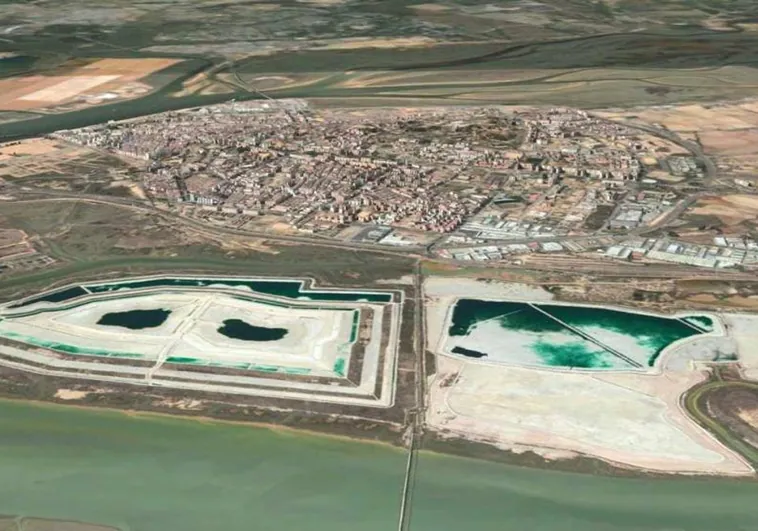 Vista aérea de las balsas de fosfoyesos junto al casco urbano de Huelva