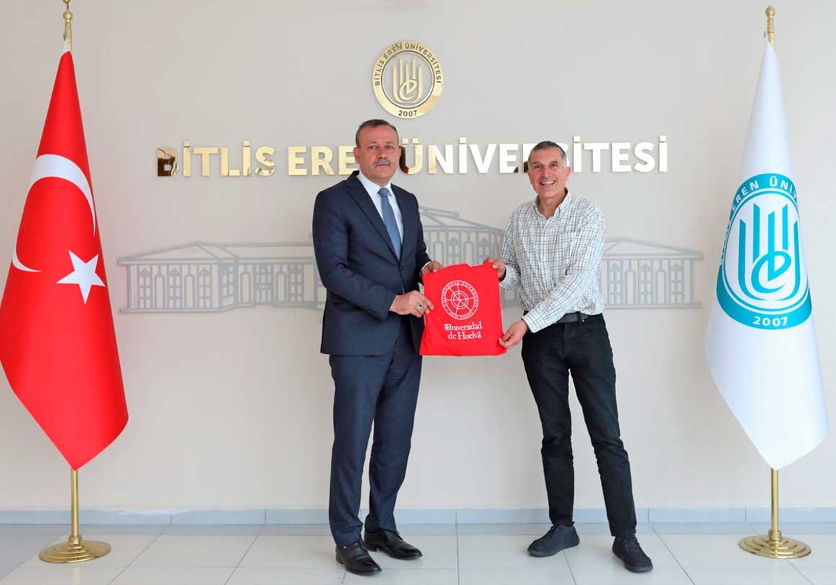 Encuentro en Turquía con el rector de la universidad Bitlis Eren