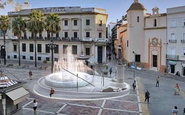 Imagen principal - Arriba, recreación del aspecto que tendrá el conjunto de la fuente y el monumento a Cristóbal Colón; y sobre estas líneas, la estatua en su nuevo pedestal, aún por concluir, y la grúa que lo trasladó a su emplazamiento definitivo 