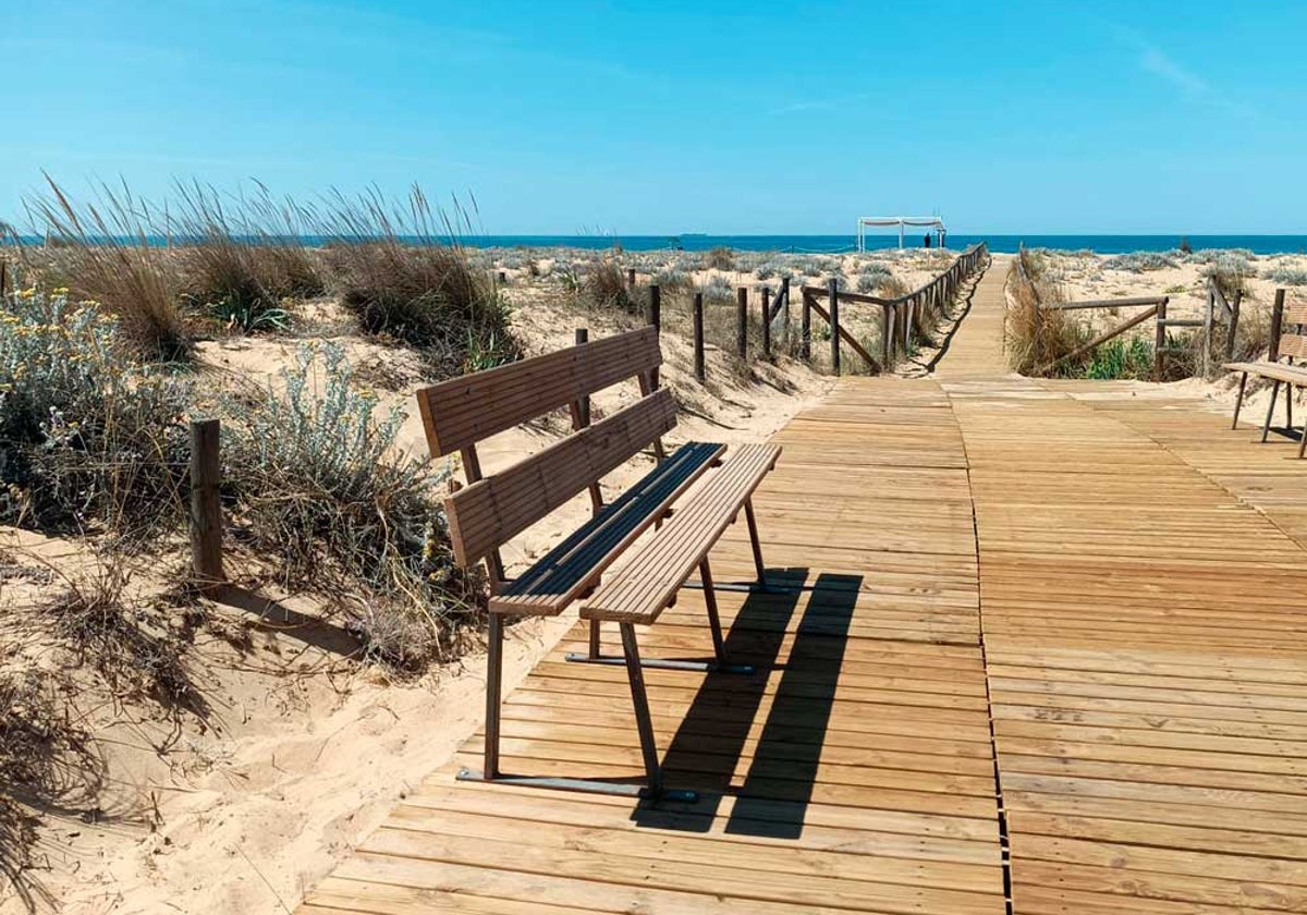 Una de las pasarelas que conduce a la playa de la capital