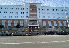 Las Teresianas niega la versión del Ayuntamiento y asegura que taló los árboles de su fachada «por seguridad»