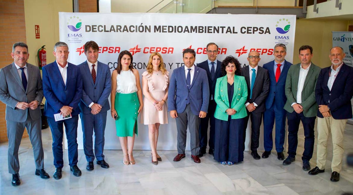 Responsables de la empresa y autoridades antes de la presentación de la memoria ambiental