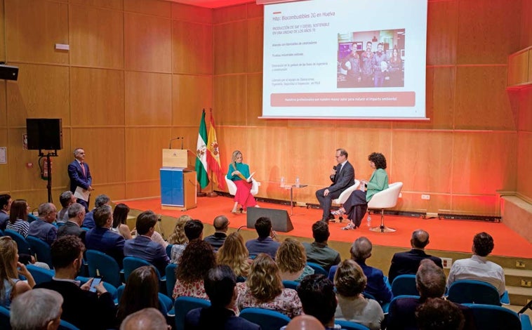 Imagen principal - Arriba, un momento del acto que tuvo lugar en la sede de la Federación Onubense de Empresarios. Sobre estas líneas, la viceconsejera de Industria, Energía y Minas de la Junta de Andalucía