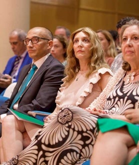 Imagen secundaria 2 - Arriba, un momento del acto que tuvo lugar en la sede de la Federación Onubense de Empresarios. Sobre estas líneas, la viceconsejera de Industria, Energía y Minas de la Junta de Andalucía