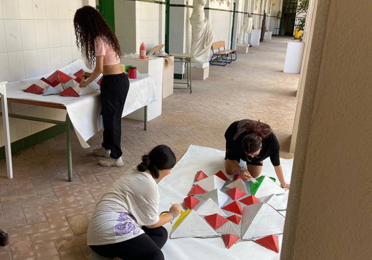 Alumnado de la Escuela de Arte León Ortega prepara la carroza del Orgullo de Huelva