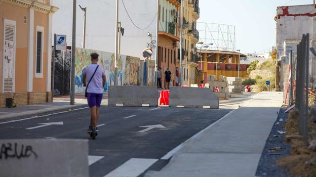 La calle Médico Luis Buendía ya con dos carriles