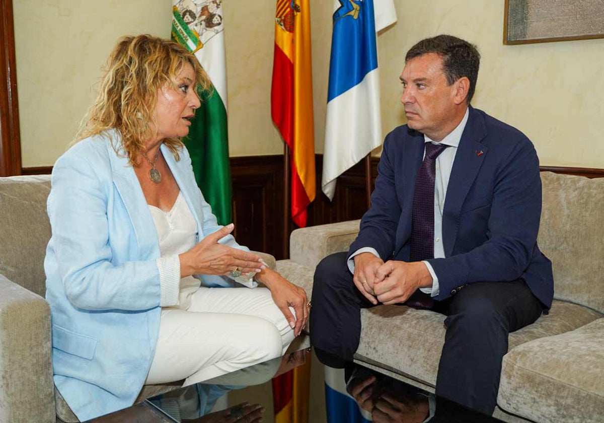 Un momento de la reunión que mantuvieron la alcaldesa y el presidente de la Autoridad Portuaria