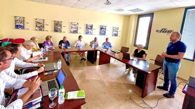 Instante del encuentro entre representantes de Atlantic Copper y de las asociaciones de vecinos de Huelva