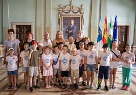 El Ayuntamiento de Huelva recibe a los menores ucranianos acogidos por familias onubenses