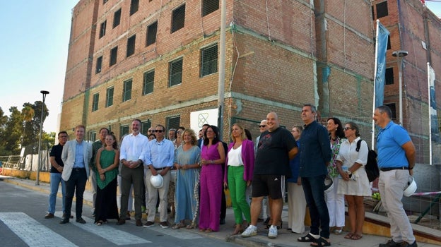 Autoridades en la visita de este viernes a las obras de la residencia universitaria de la UHU