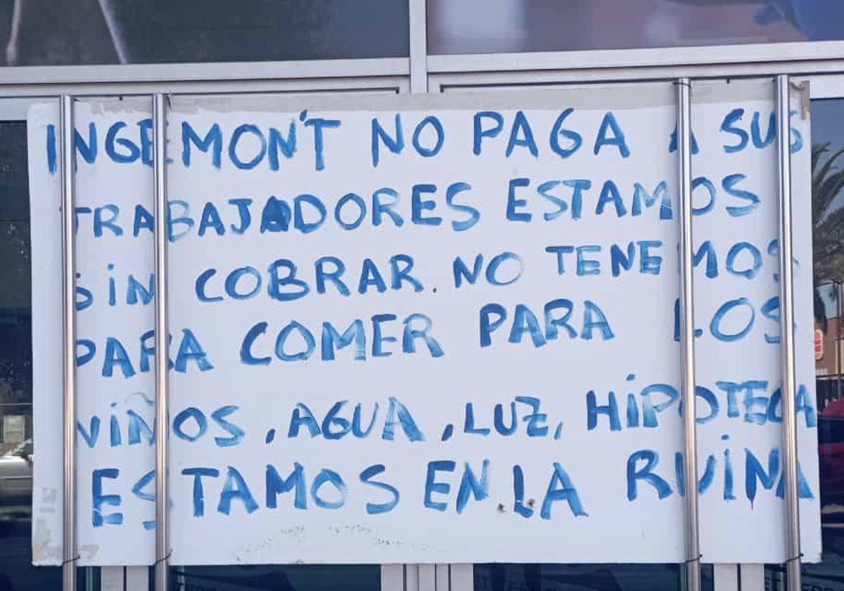 Una pancarta de protesta de los trabajadores de las instalaciones deportivas