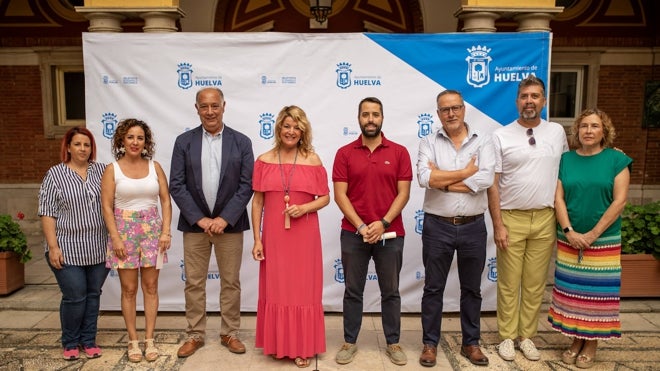 El acto de entrega de la distinción de 'Comercio Orgulloso' en el Ayuntamiento de Huelva