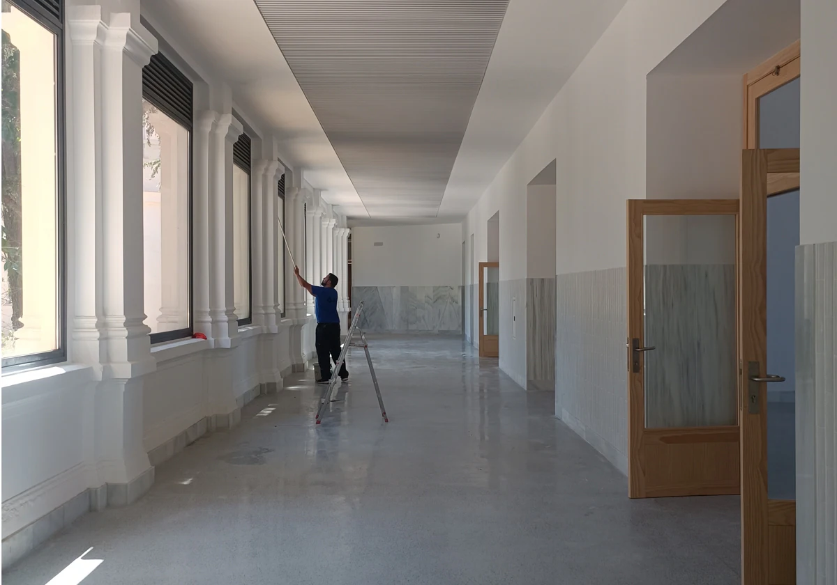 Aspecto de una de las galerías de acceso a las aulas del IES La Rábida tras la reforma